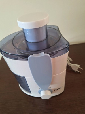 Avec juicer new with 2 speeds and stainless steel filter