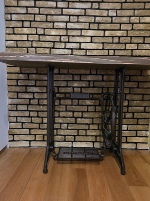 Κονσόλα γραφείο vintage με πόδια ραπτομηχανής Singer καινούργιο