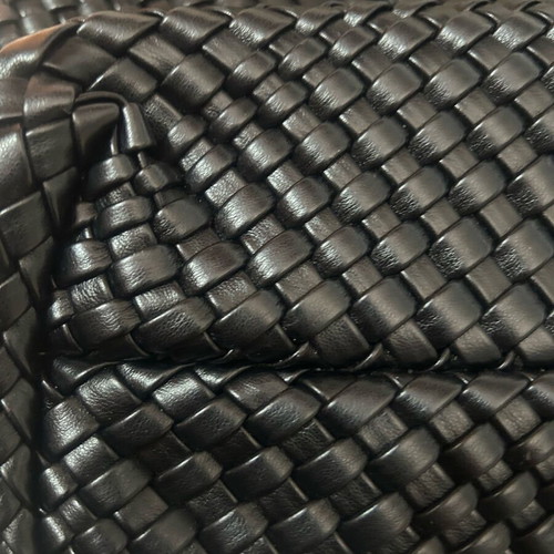 Woven women's shoulder bag like new, black