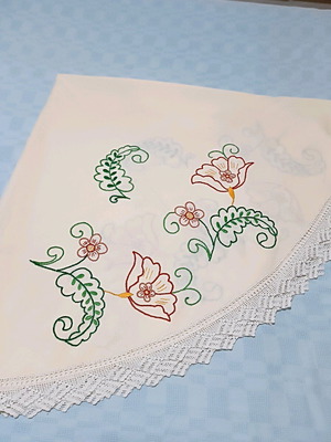 Round handmade tablecloth rotunda, light cream-beige, diameter 190 with lace