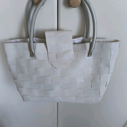 White hand bag like new with woven PVC design