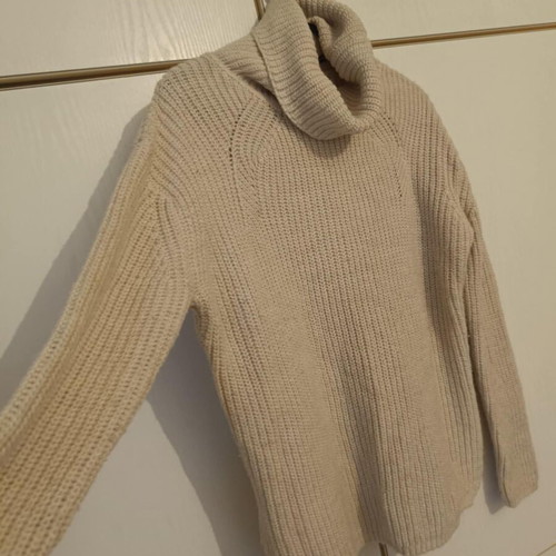White turtleneck sweater used, size M-L