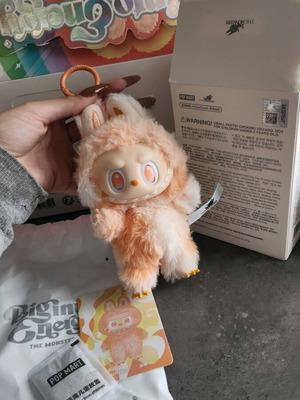 Labubu Happiness κούκλα σε άριστη κατάσταση με όλα τα QR codes