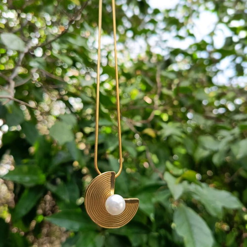 Necklace with pearl used, gold-colored