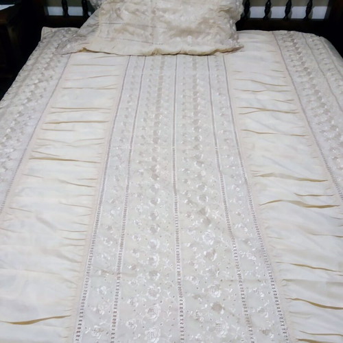 Classic bridal bed quilt like new with pillowcase and lace
