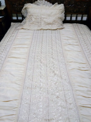 Classic bridal bed quilt like new with pillowcase and lace