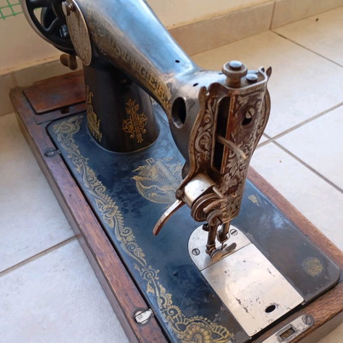 Singer sewing machine antique used