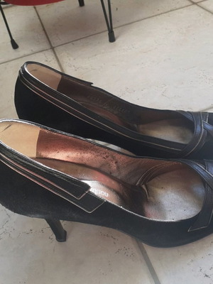 Γόβες σουετ δέρμα Καλογήρου μεταχειρισμένες με χρυσές λεπτομέρειες