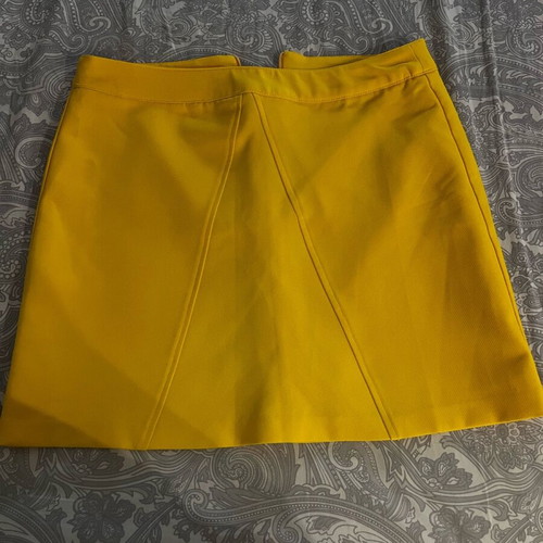 Stradivarius yellow skirt like new, size M