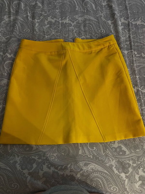 Stradivarius yellow skirt like new, size M