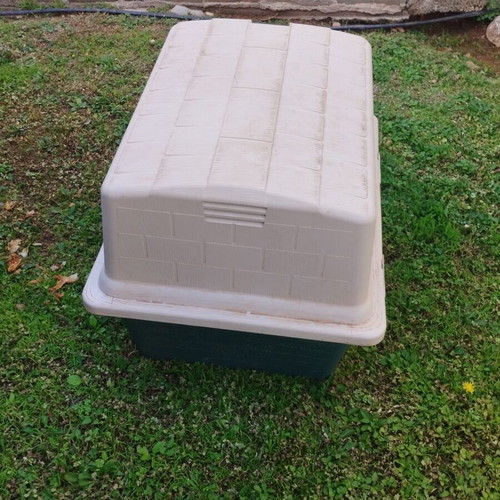 Dog house medium used, dimensions 68x55x57 cm