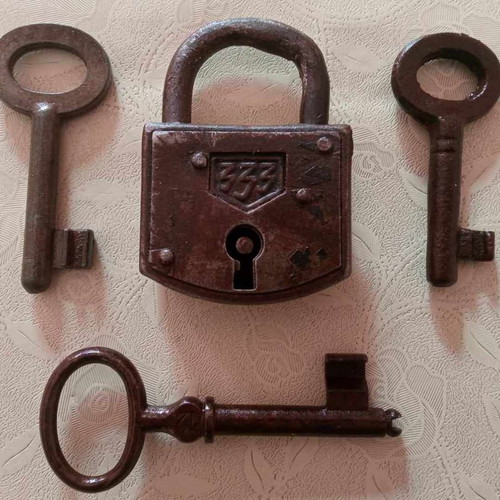 Old padlock and 3 old keys used in very good condition