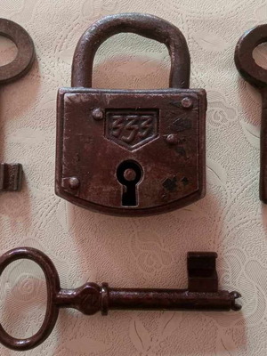 Old padlock and 3 old keys used in very good condition