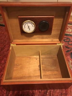 Vintage Cigar Humidor like new, large size, Spanish cedar