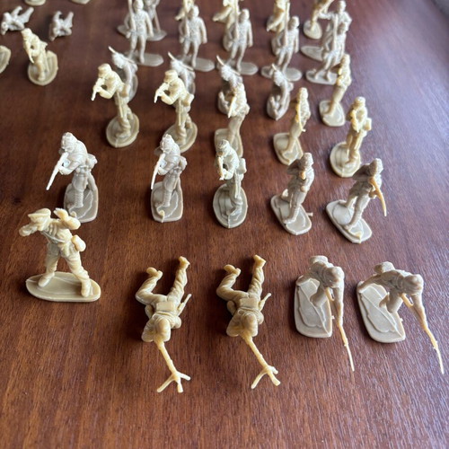 Vintage toy soldiers used, large set of 57 pieces, ecru plastic