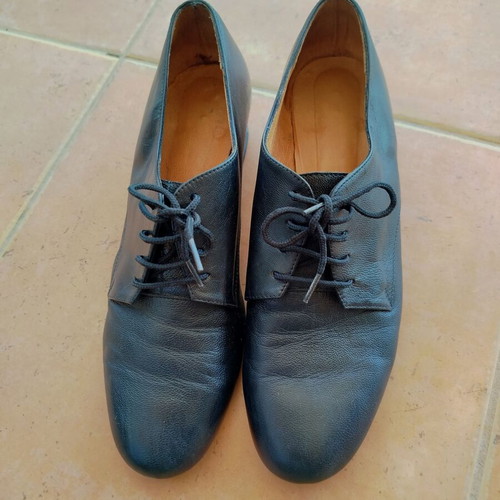 Women's leather shoes black pumps like new, size 40