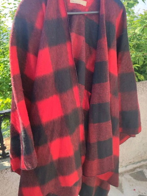 BSB Checked Cape One Size Like New, Red Black
