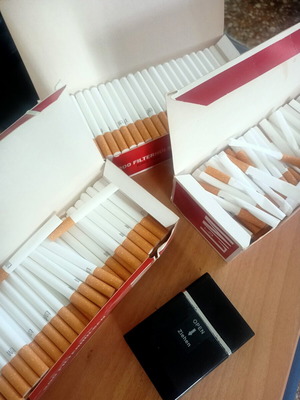 Cigarettes and tobacco roller with case like new