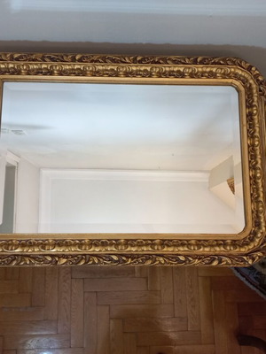 Wood-carved mirror like new, dimensions 95 × 60 cm