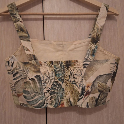 Stradivarius Tropical Print Crop Top like new, decorative buttons, size S