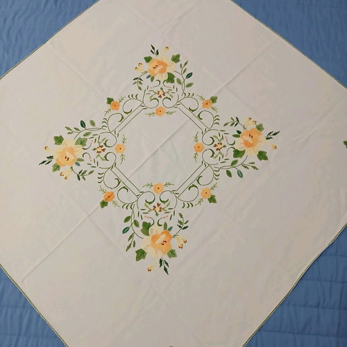 Vintage machine embroidered tablecloth like new, 80×80 cm