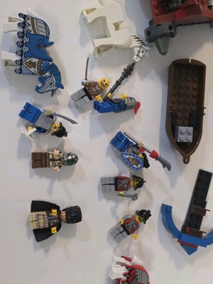 Figurines with horses and minifigures like new, assorted pieces