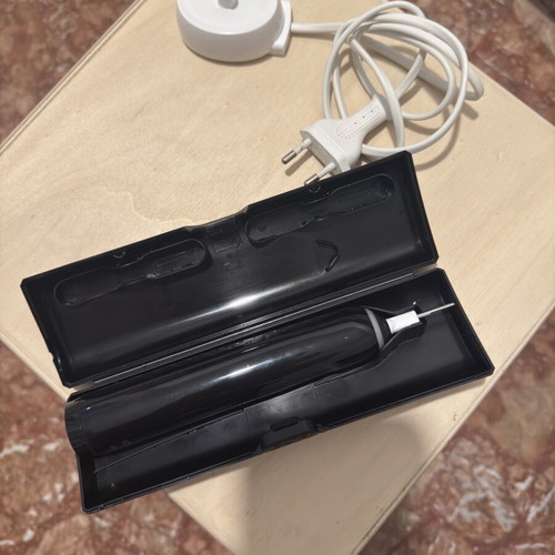 Oral B Braun Pro Series 1 electric toothbrush like new with charger and case