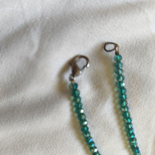 Women's necklace with green crystals and 8 real pearls, metal clasp