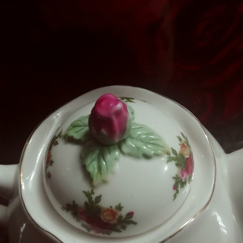 Royal Albert Old Country Roses bone china teapot new