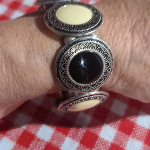 Vintage bracelet in white and black with double elastic band like new