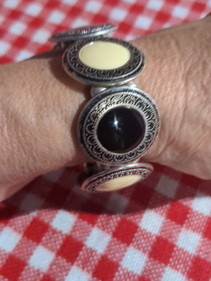 Vintage bracelet in white and black with double elastic band like new