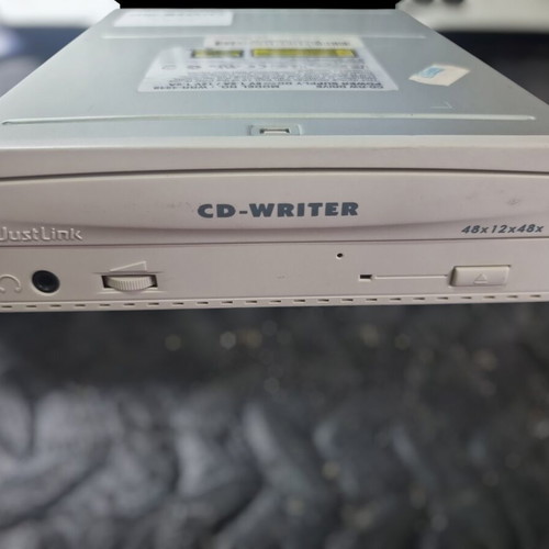 Cd-RW drive WRR-4848 IDE used with volume control and AUX port