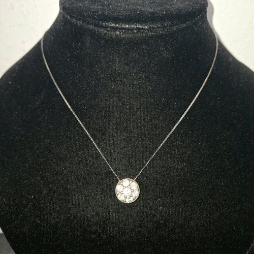 Silver necklace like new in flower shape
