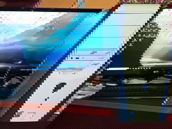 ΠΛΗΡΕΣ ΣΥΣΤΗΜΑ intel 640 ,3.20 ghz, x64 άριστο + Οθόνες και Windows 10 pro