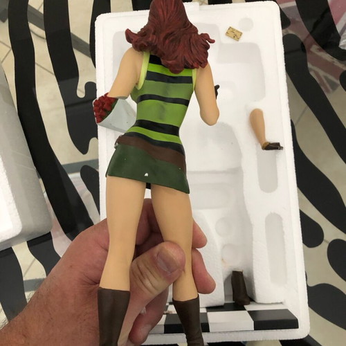 Mary Jane Loves Of Peter Parker statue used, broken, Diamond Select 12-14”