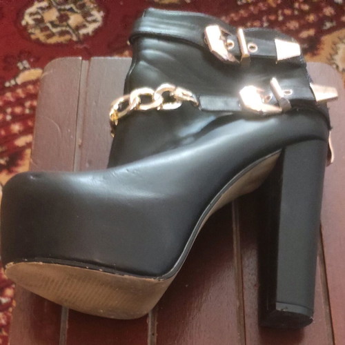Ankle boots with high heel and platform like new, black