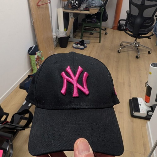 New Era ladies hat NY, great condition, black and pink