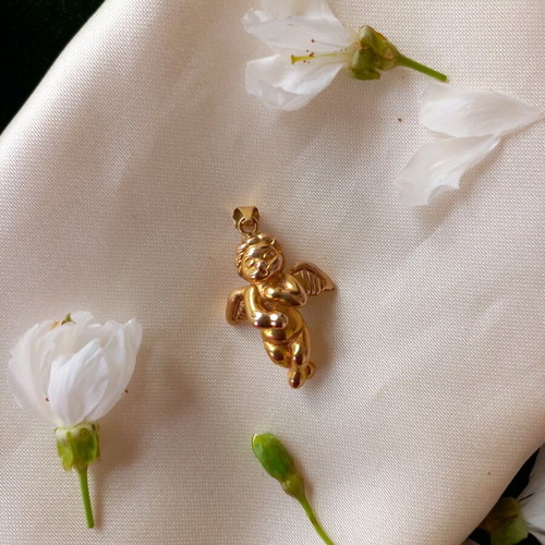 Cherub Angel Charm 18 K pendant like new, gold color