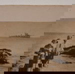  Μικρή, παλιά, ασπρόμαυρη φωτογραφία, με ένα ζευγάρι στη θάλασσα, στο βάθος υπάρχει καράβι.