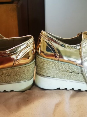 Closed gold platform shoes used, 8 cm heel