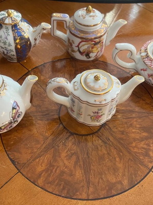 Porcelain miniature collectible teapots like new, set of 5