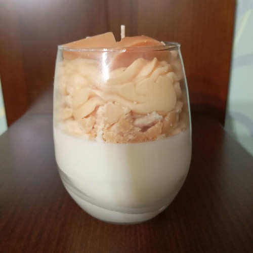 Scented candle with caramel aroma like new