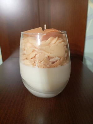 Scented candle with caramel aroma like new