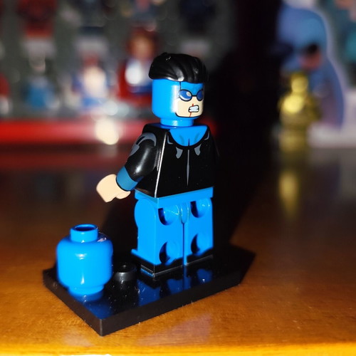 Invincible Mark Grayson Black-Blue Suit figure like new with accessories