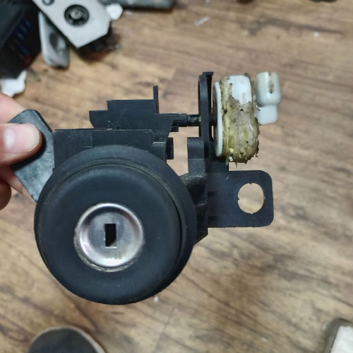 Mercedes-Benz W168 trunk lock A 168740091
