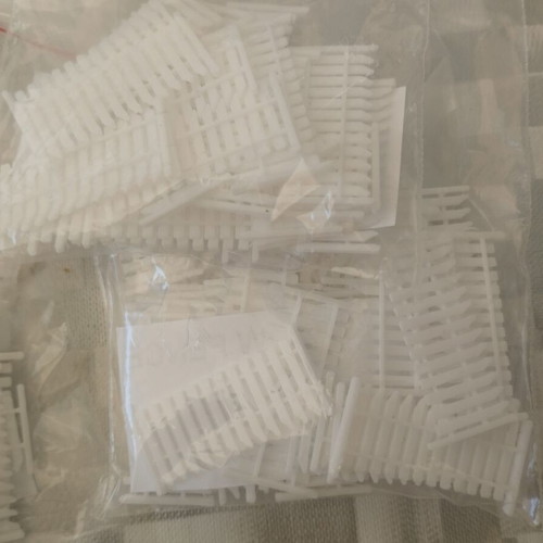 HO Scale Fences like new, set of 10 bags for modeling