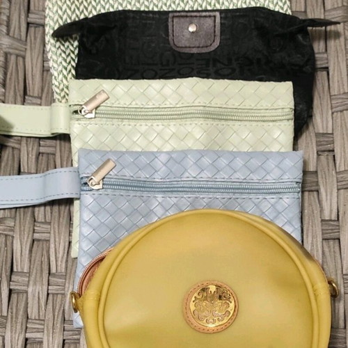 Toiletry bags like new, pack of 5, blue and multicolor