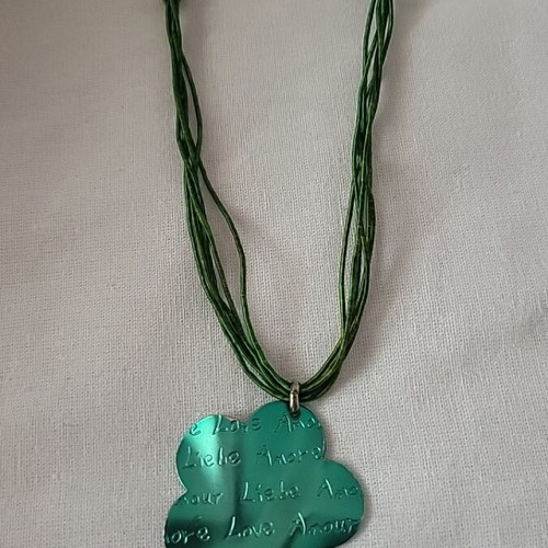 Metal necklace like new, flower shape, green cord, Amor love