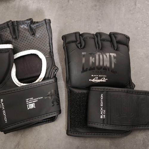 Boxing and MMA gloves like new with lifting straps