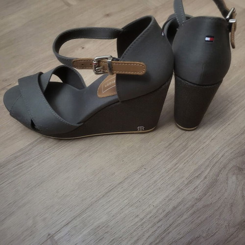 Tommy Hilfiger khaki platform sandals size 38 like new
